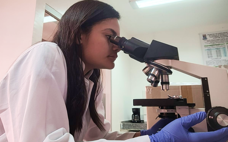 120620255.png Aluna Patricianny analisando as amostras biológicas dos participantes
